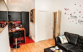 Chic & Bright Flat Near Holyrood Park